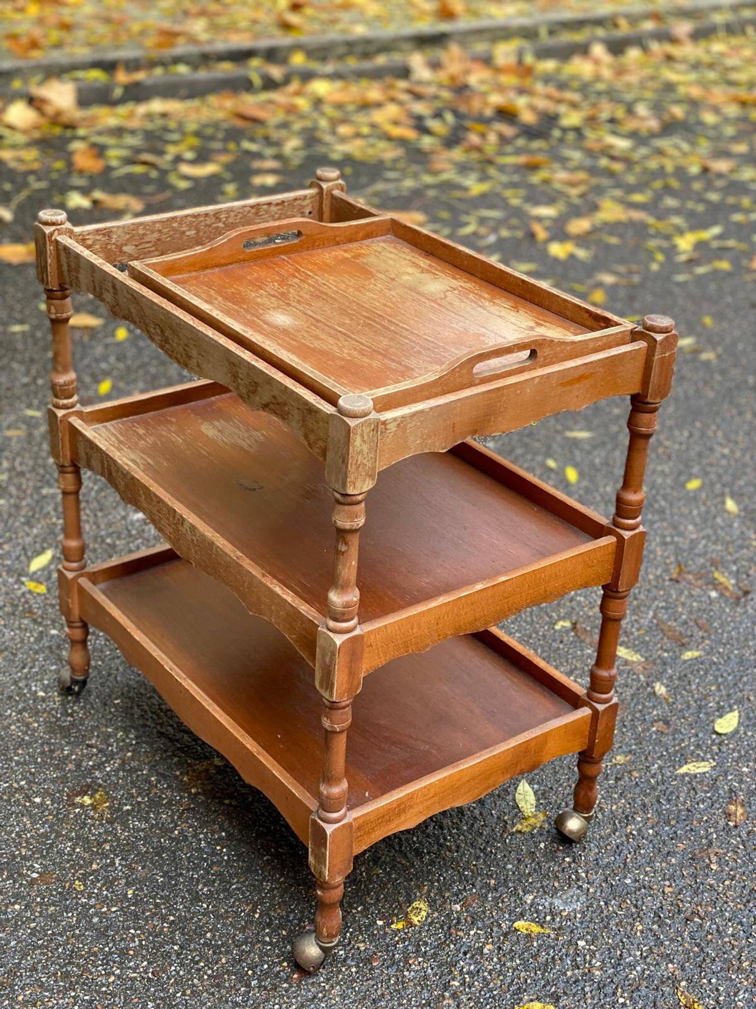 Serving cart/dessert bar trolley on wheels with removable tray