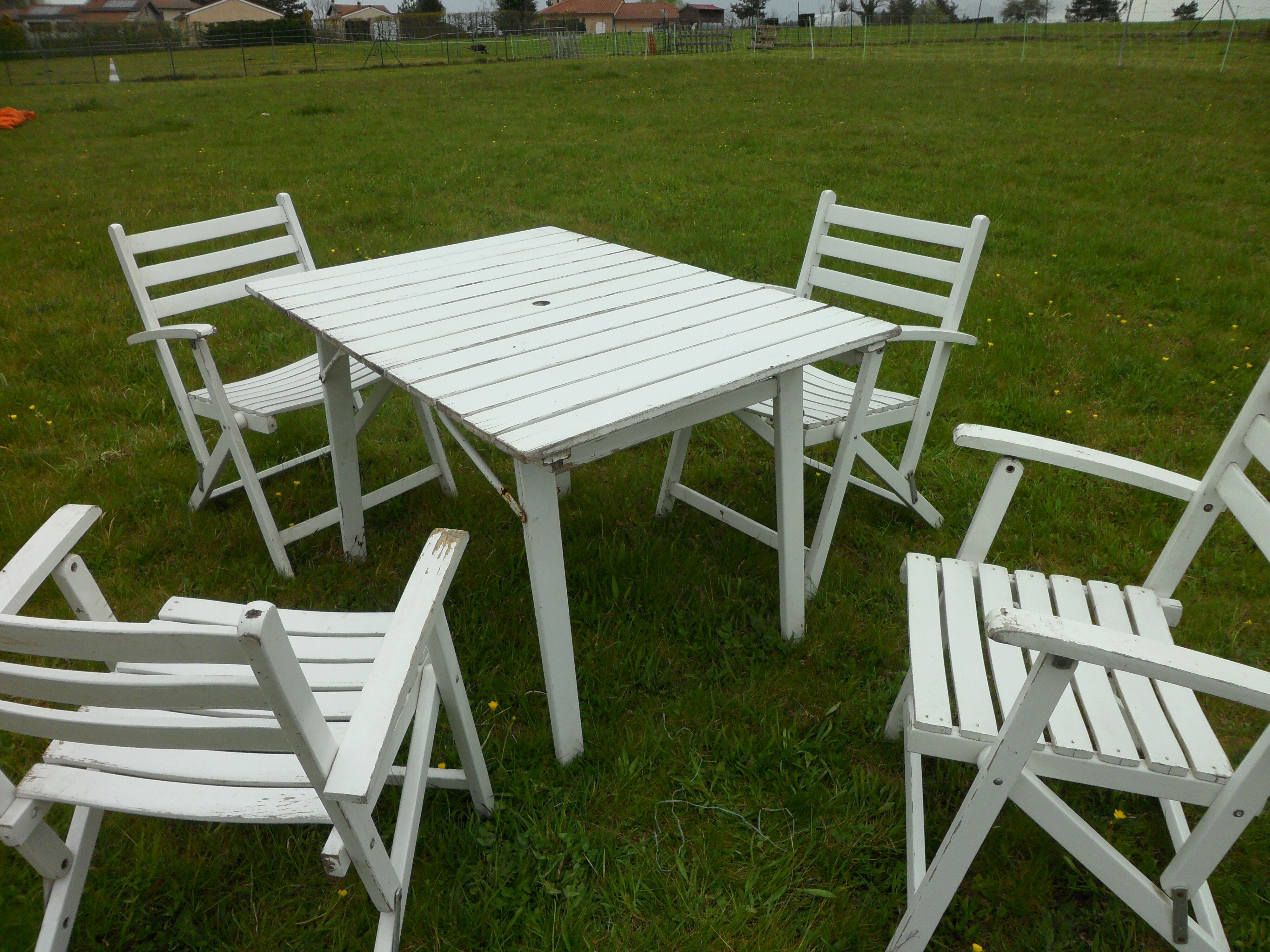 Table and 4 white wooden armchairs brand Dejou