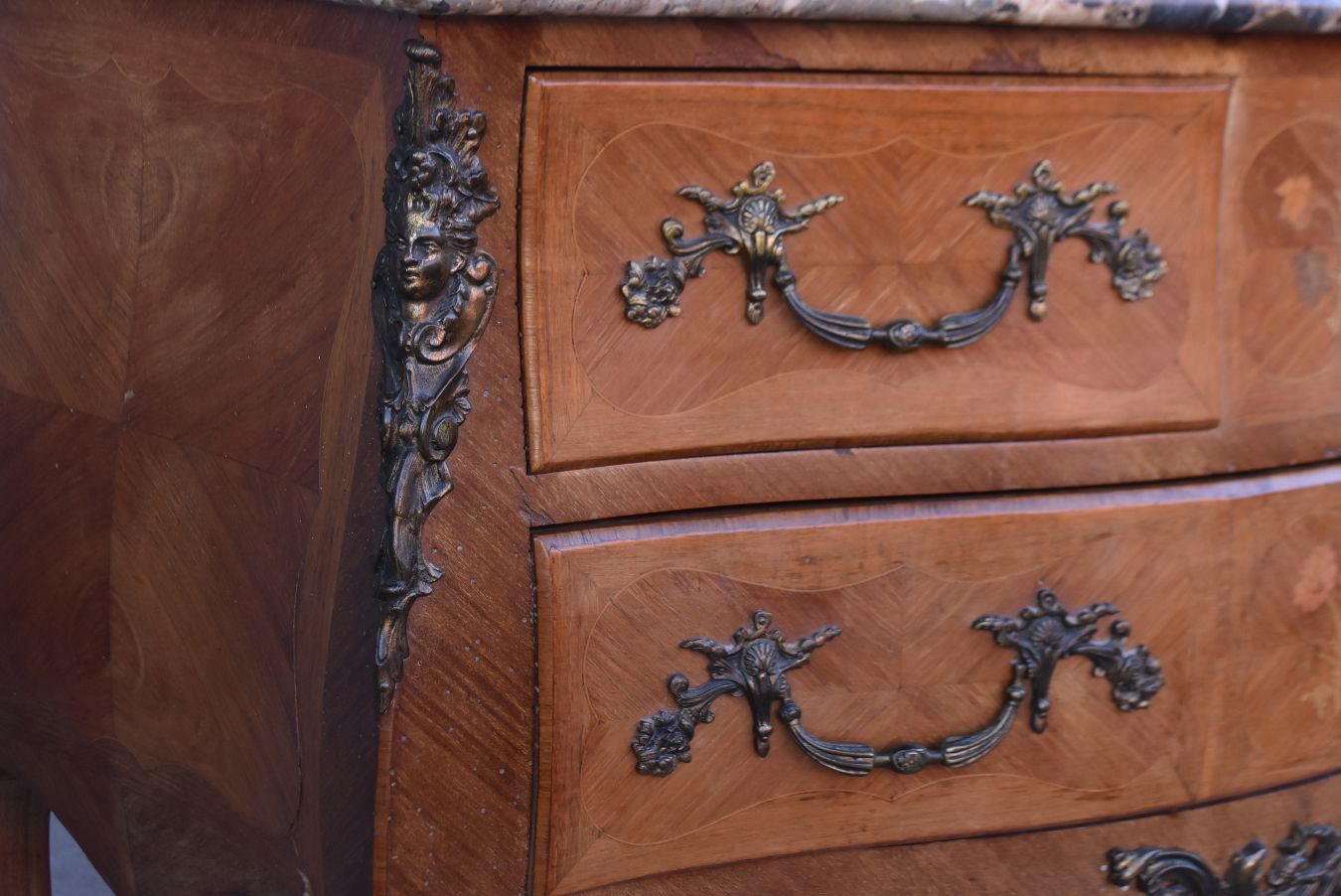 Commode sauteuse Louis XV bois de rose