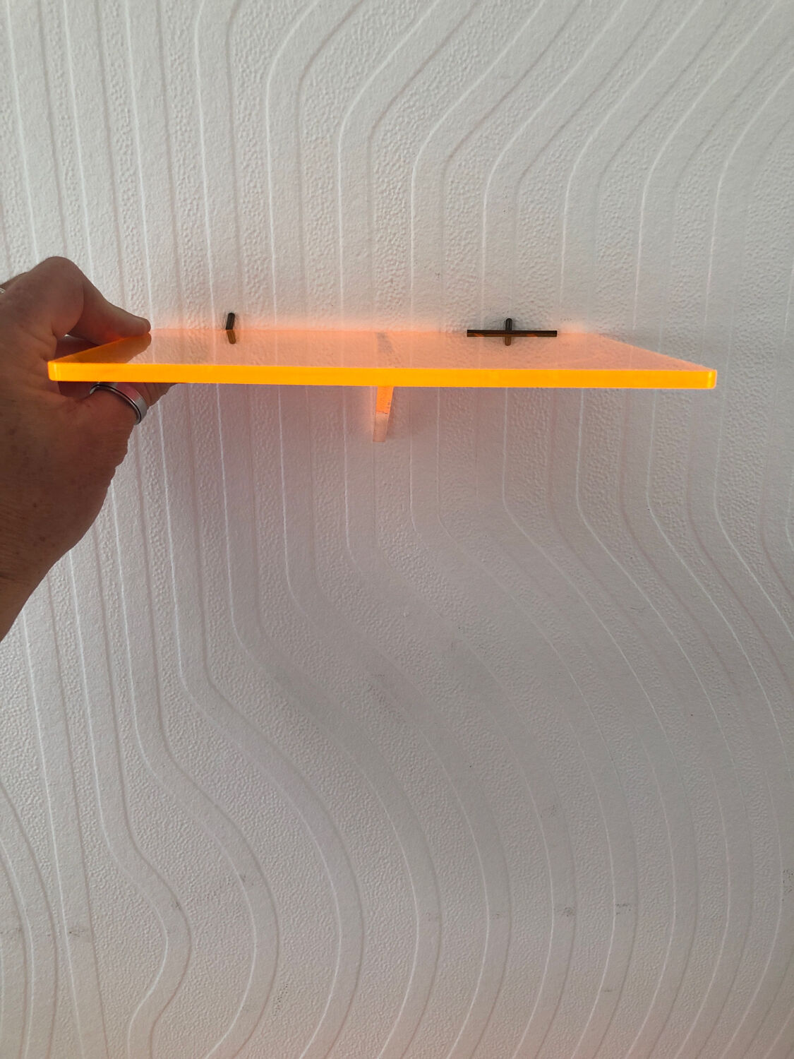 5 étagères murales rétro en plexiglas orange fluo art deco