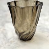 Petit vase en verre torsadé marron fonçé translucide