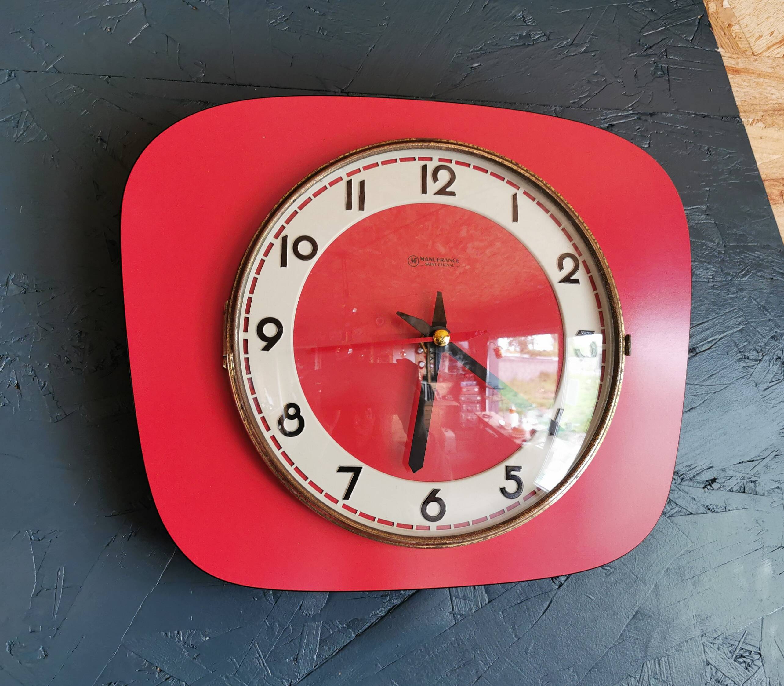 Vintage formica clock silent trapeze wall pendulum "Manufrance red"