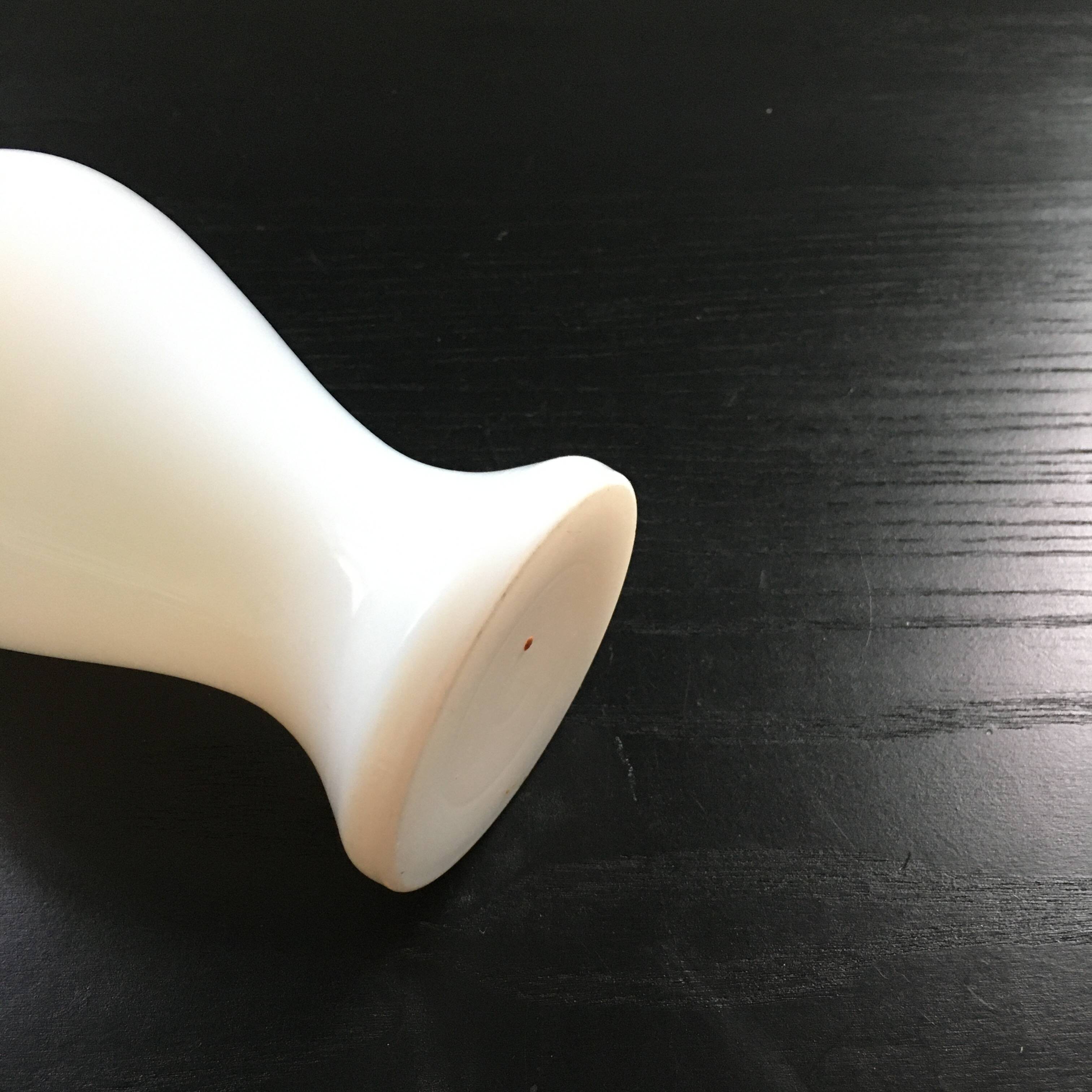 Lamp base in white opaline.