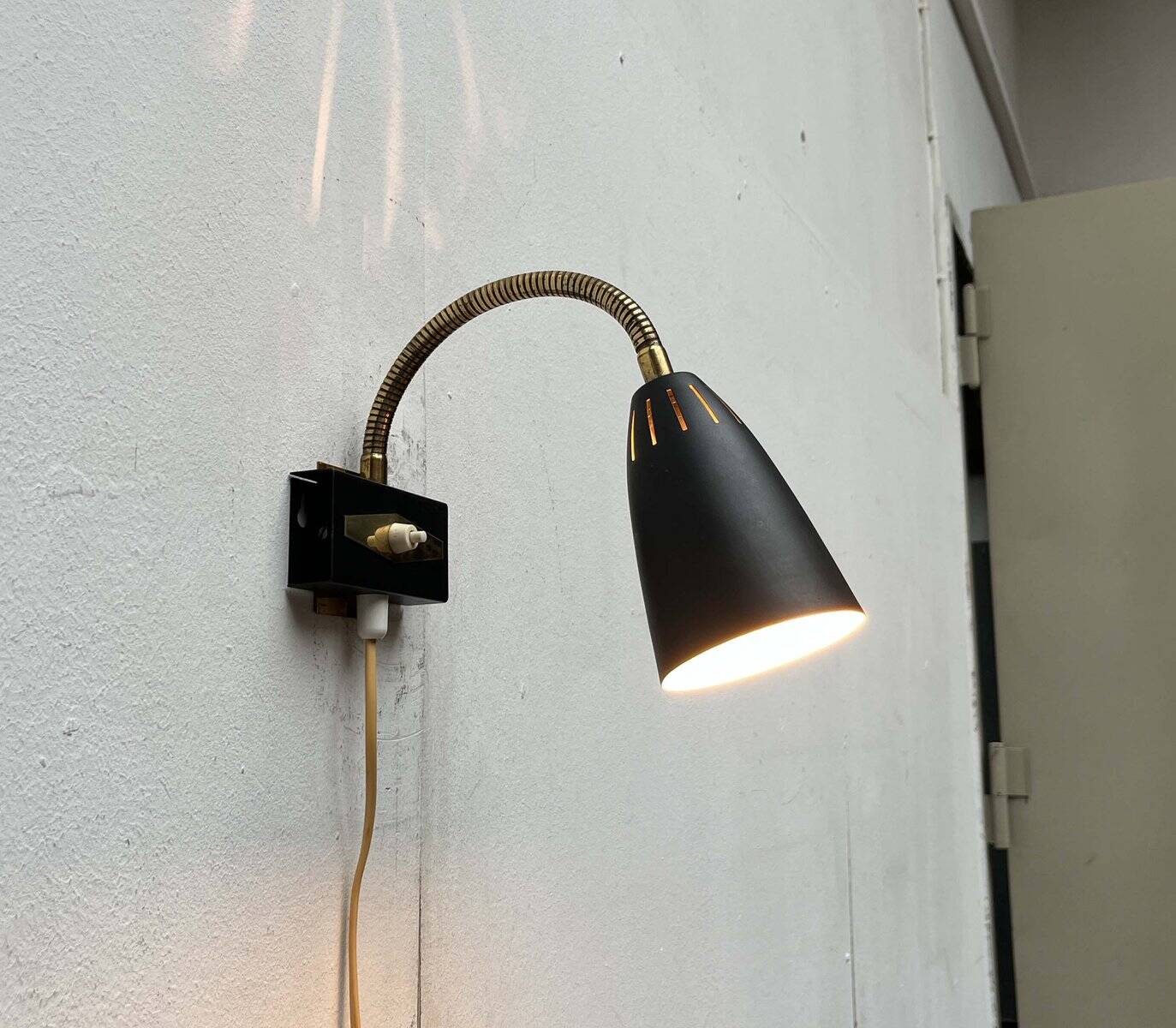 Modern mid-century wall lamp with a swan neck by Aris, Finland, 1950s