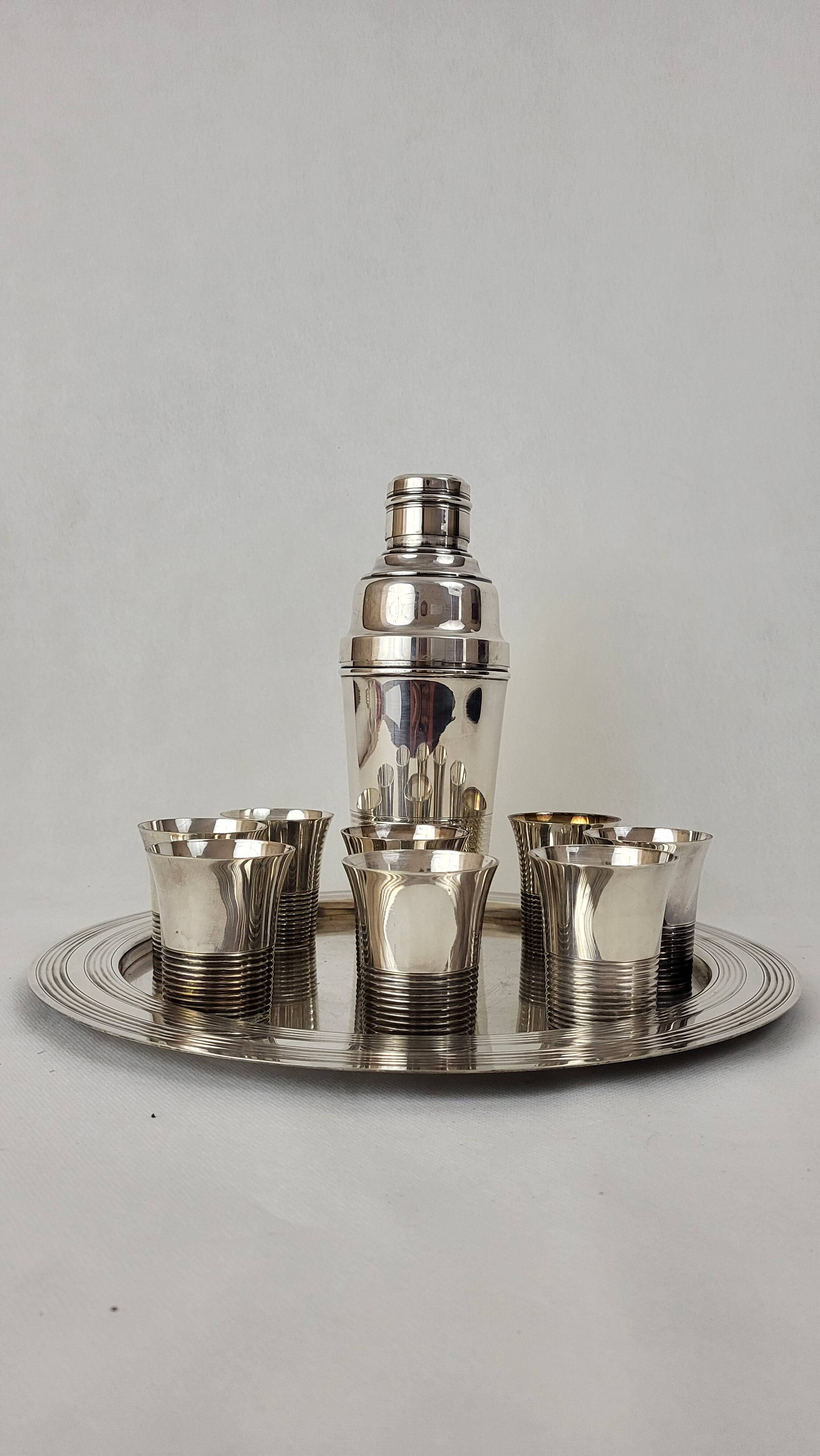 Cocktail shaker service & cups in silver metal