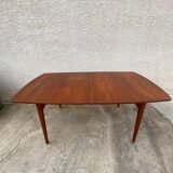 Table scandinave