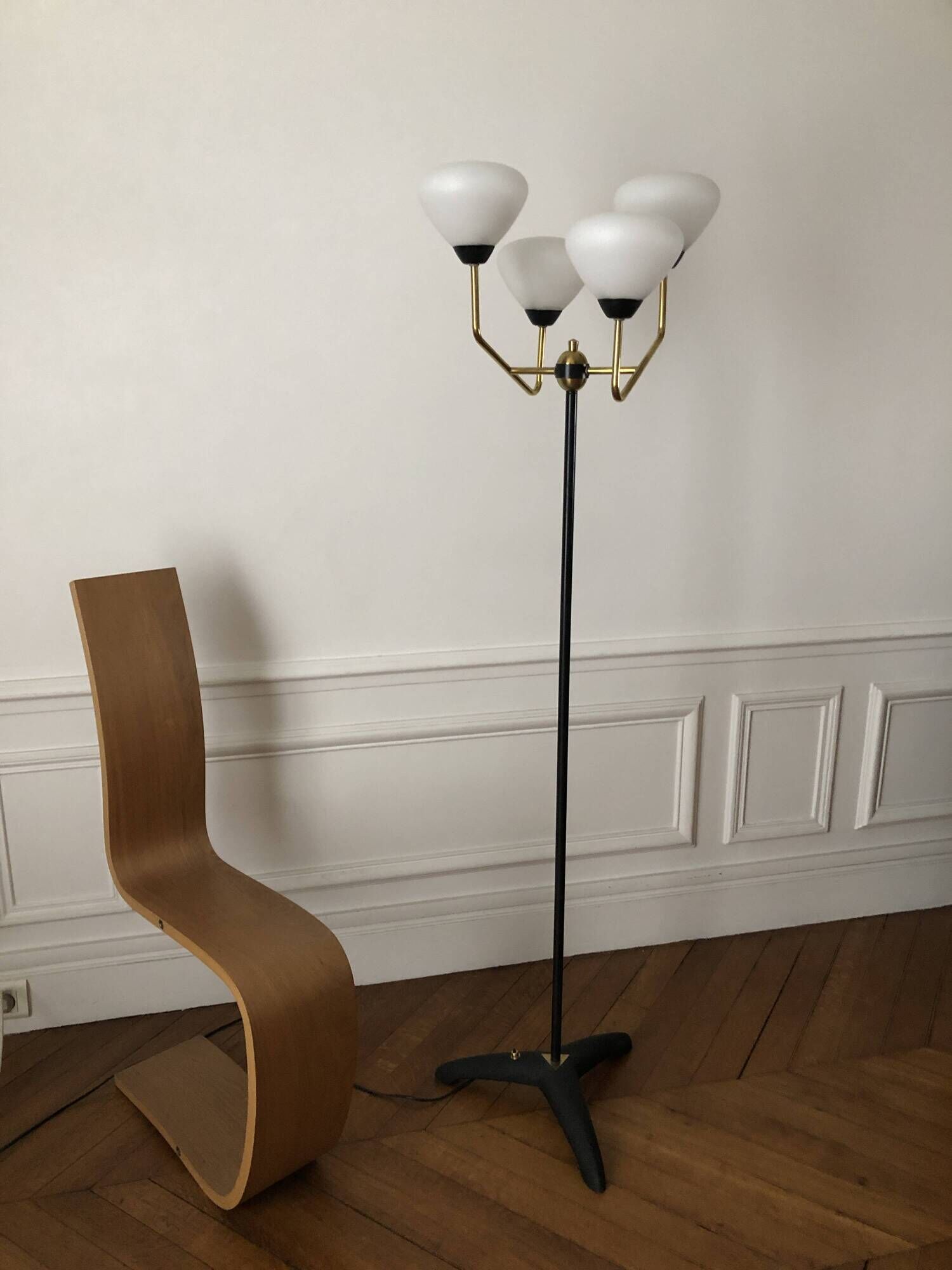Modernist floor lamp with 4 lights in brass and opaline, Stilnovo style – Year 1960