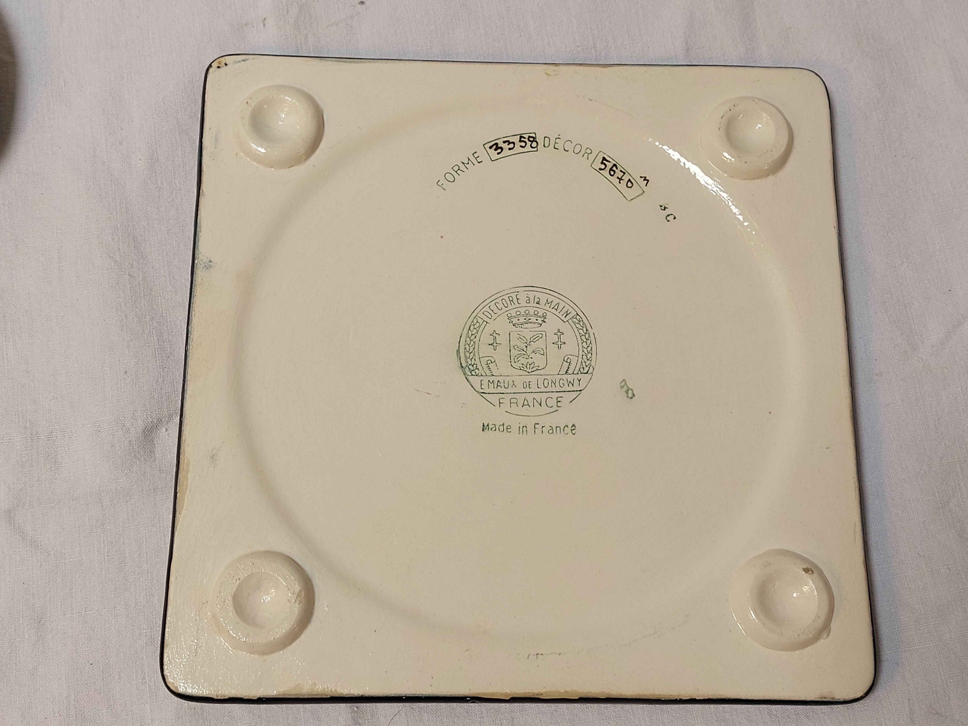 Ensemble émaux de Longwy dessous de plat et de bouteille décor floral