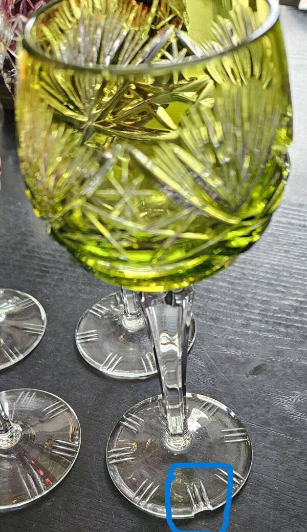 4 verres à vin en cristal taillé coloré