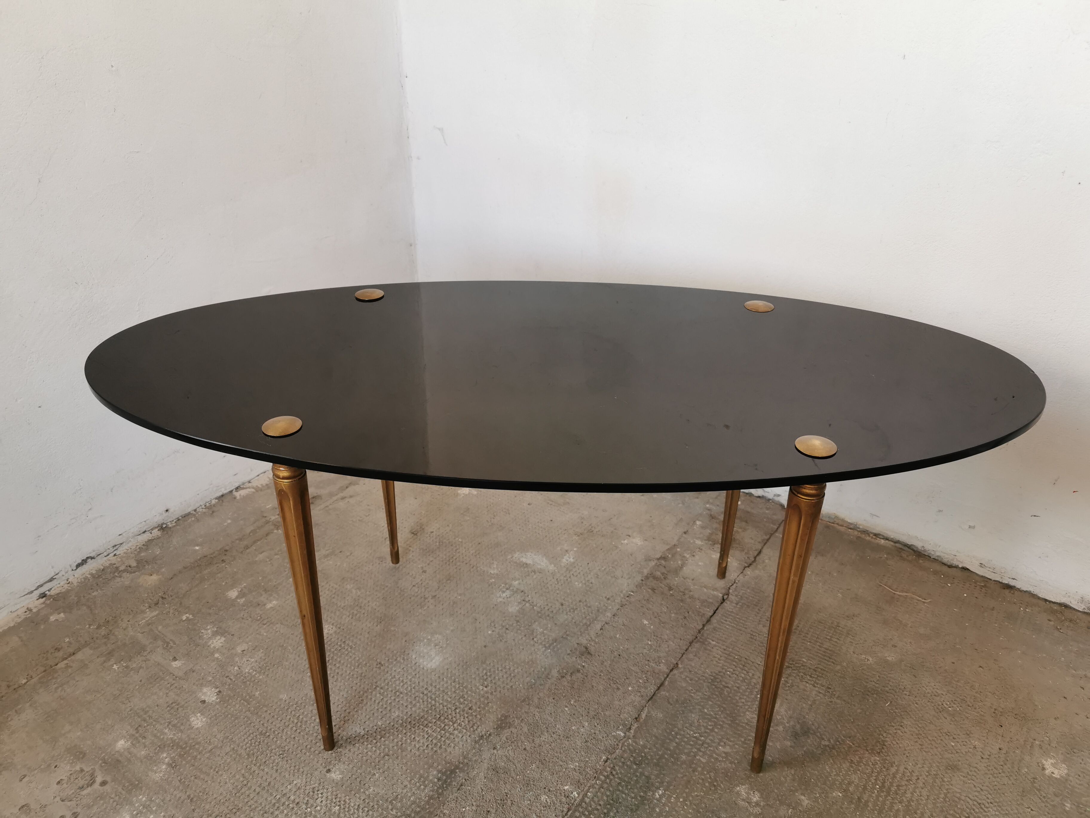 Oval coffee table in black opaline