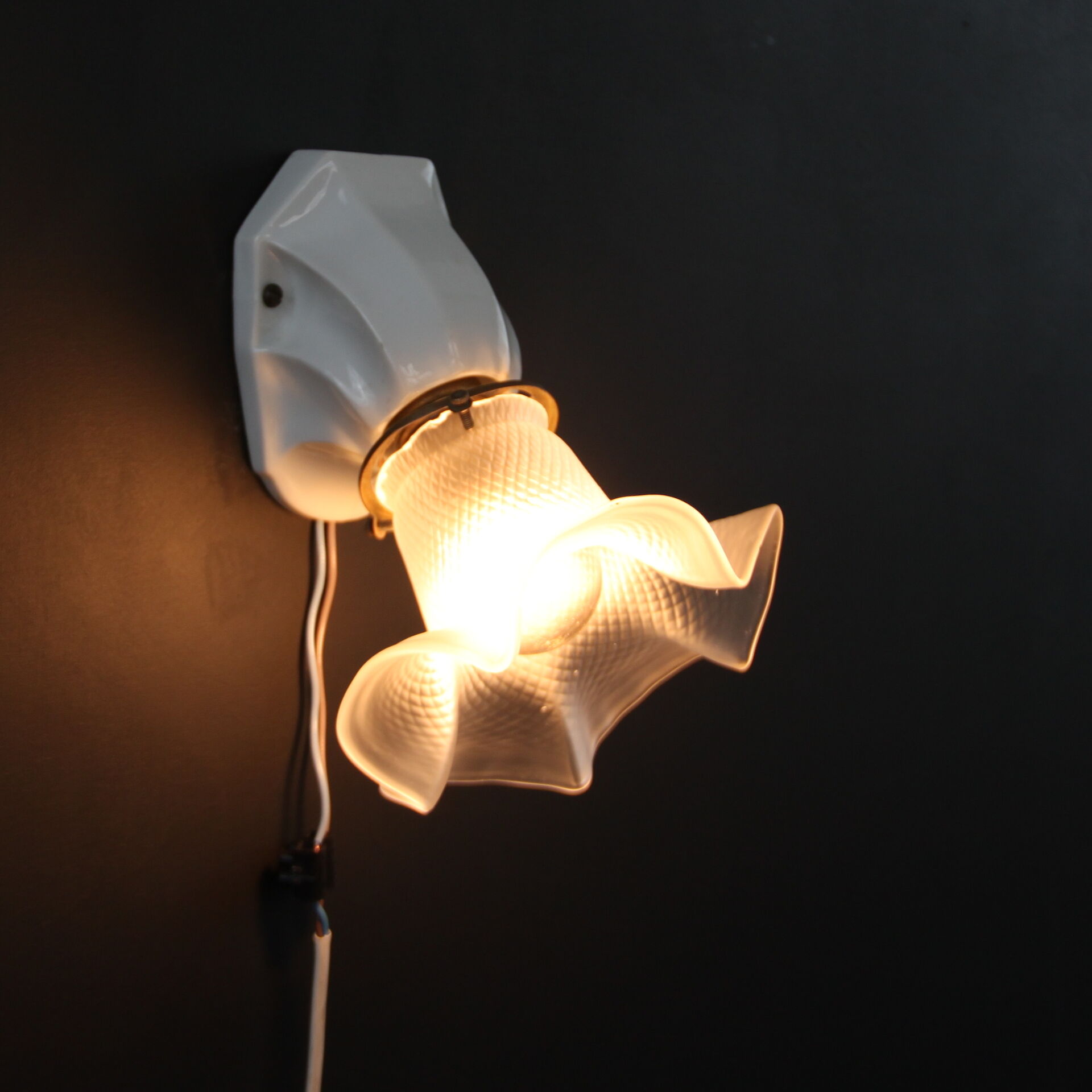 Applique murale en porcelaine, verre tulipe ancien art déco