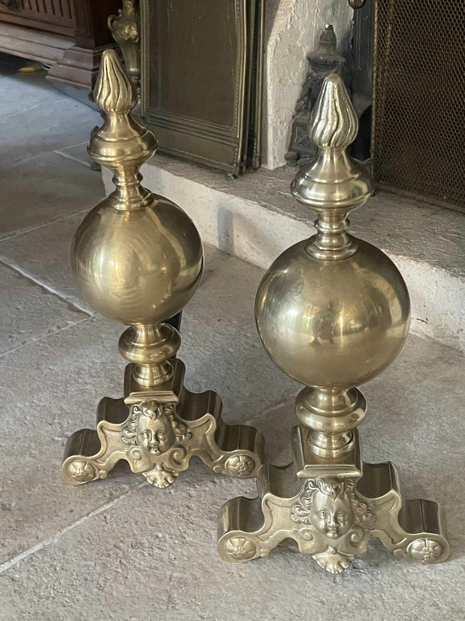 Paire de chenets en laiton