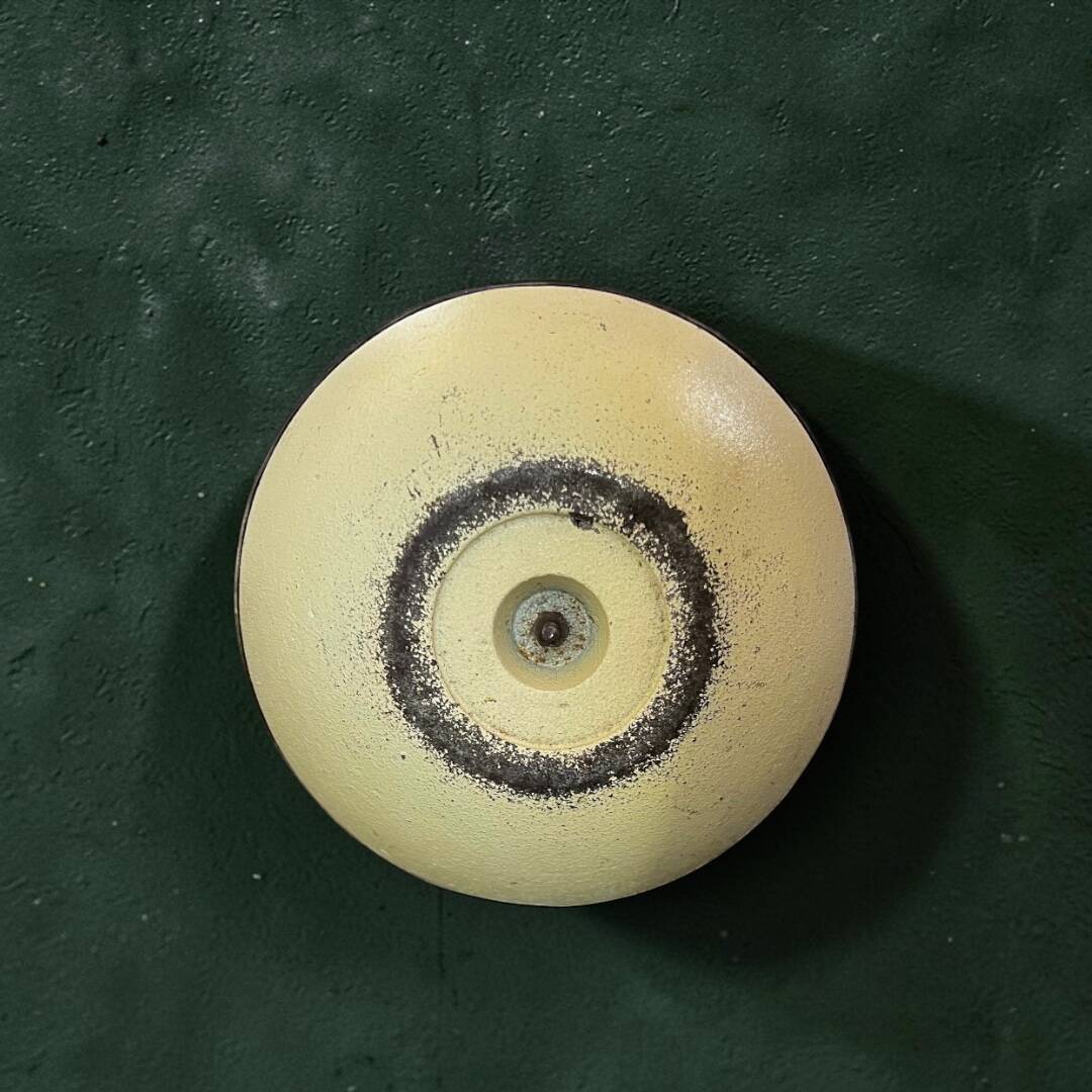 Space Age pivoting floor ashtray in anodised gold aluminium – Mettawa