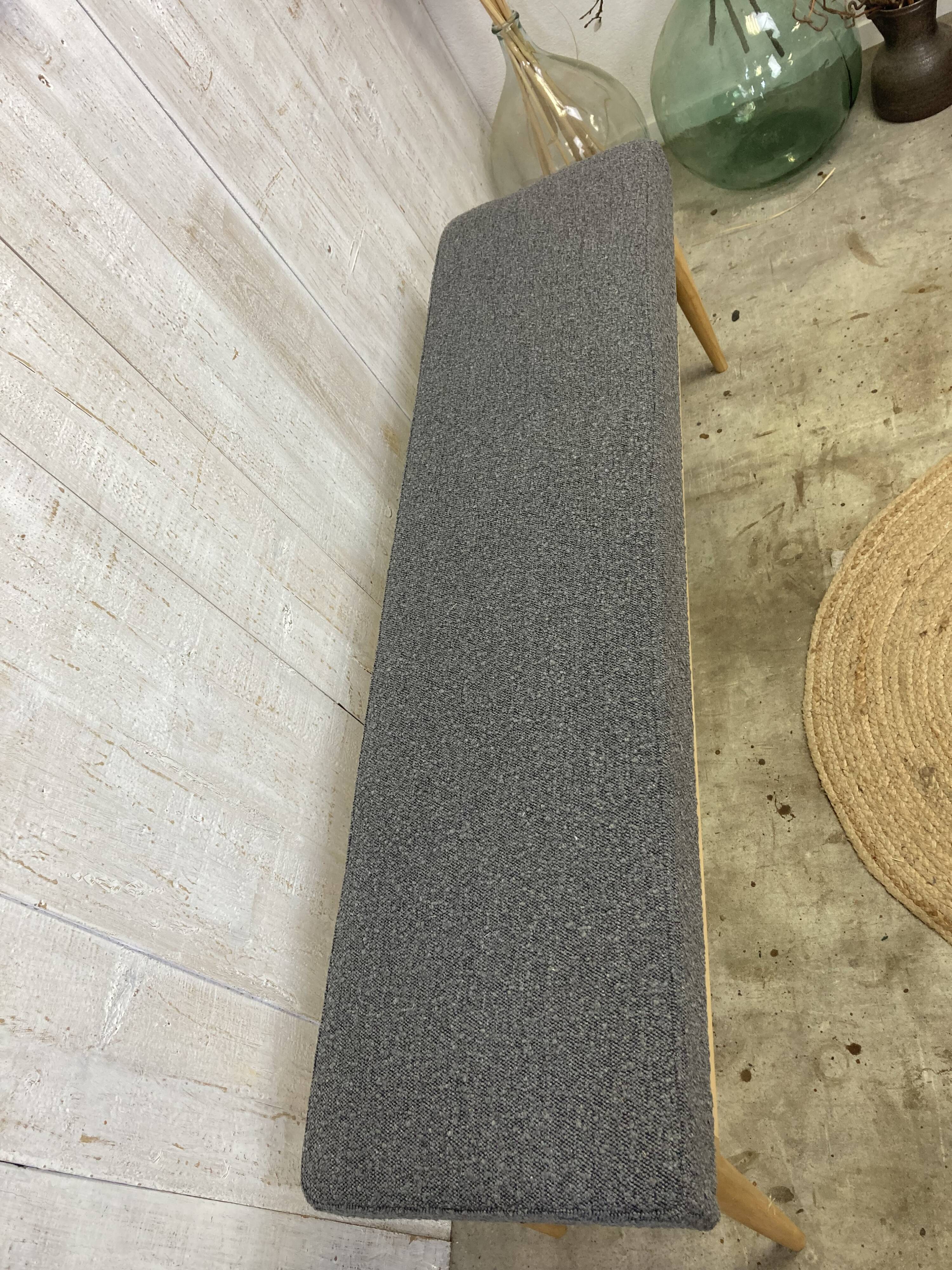 Scandinavian bench with curls