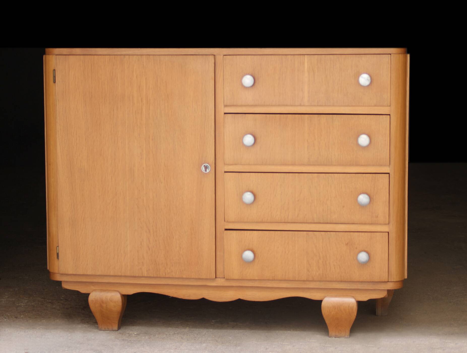 Art Deco oak chest of drawers (1950s/1960s). Very good condition.