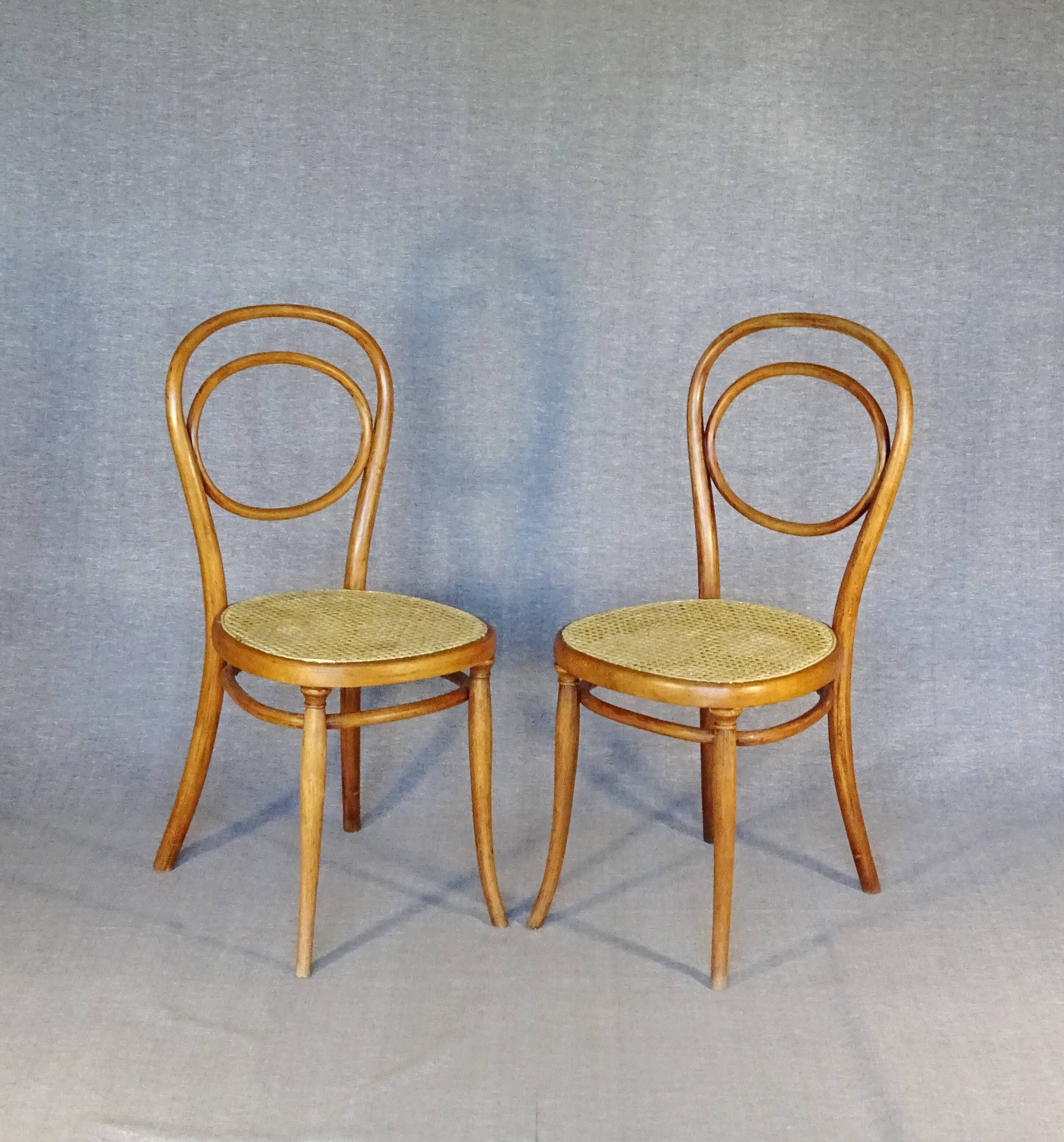Deux chaises N°10 de Thonet 1870 noyer clair