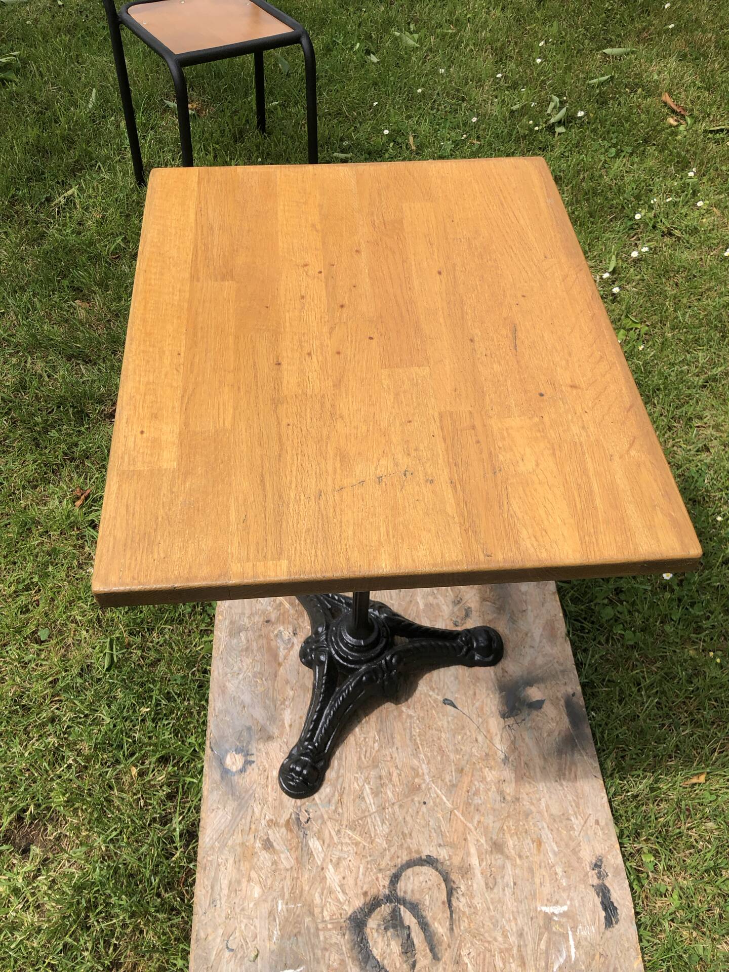 Table chaises bistrot.