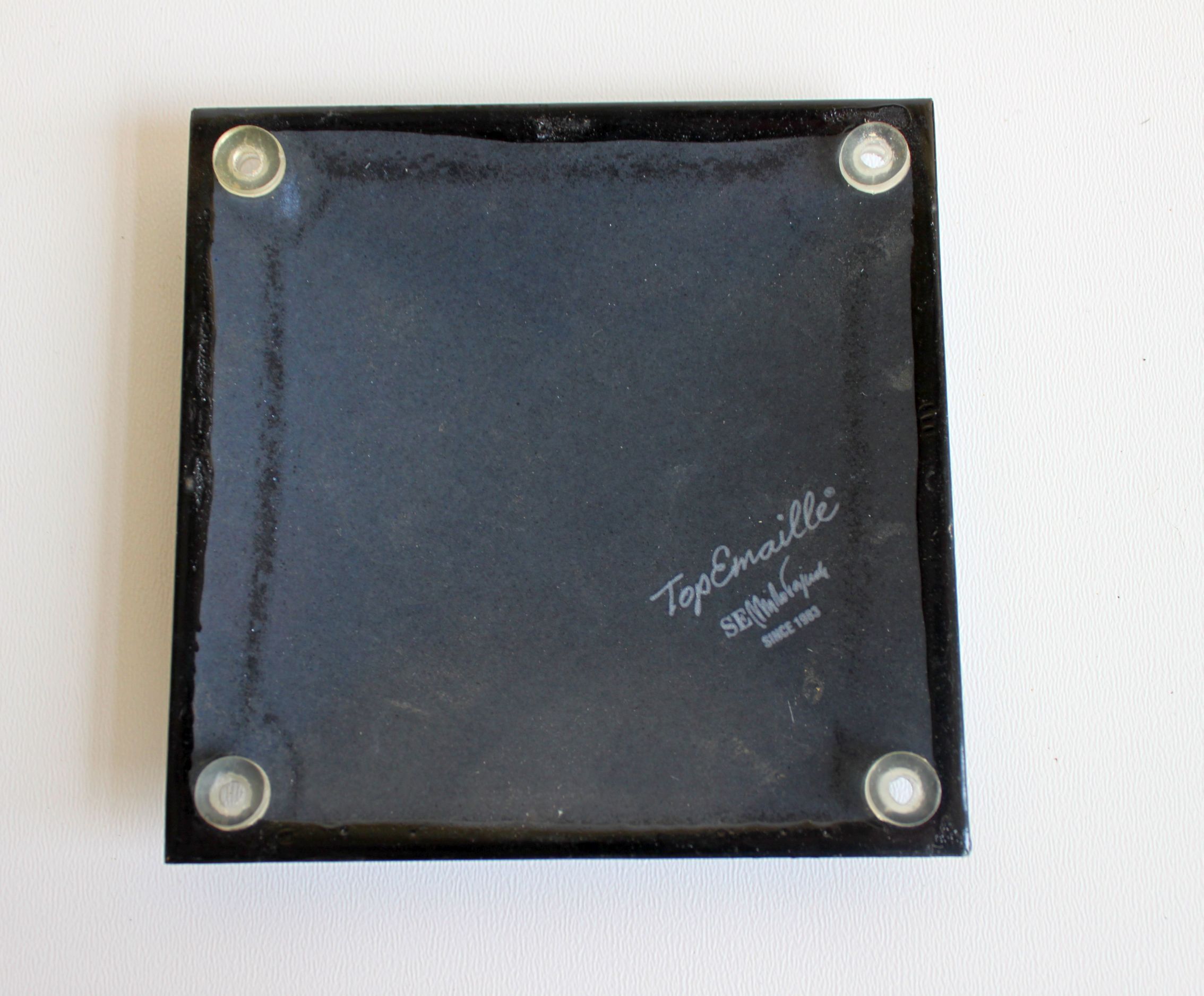 Enamelled rush plate