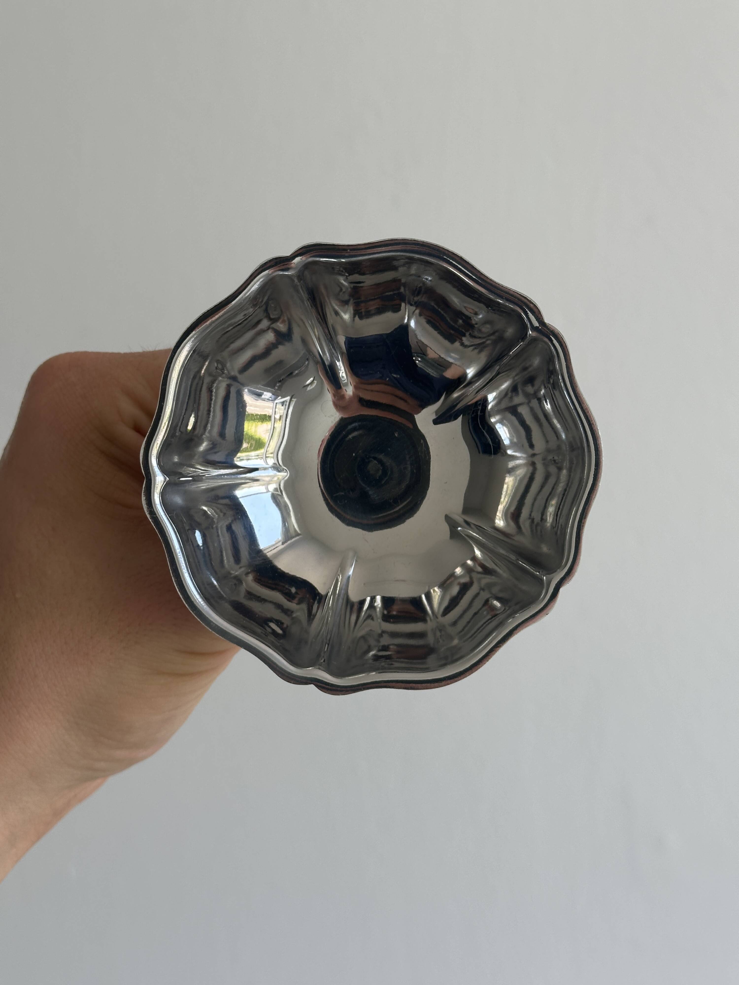 6 stainless steel footed bowls