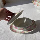 Set of dishes, soup tureen and sauceboat