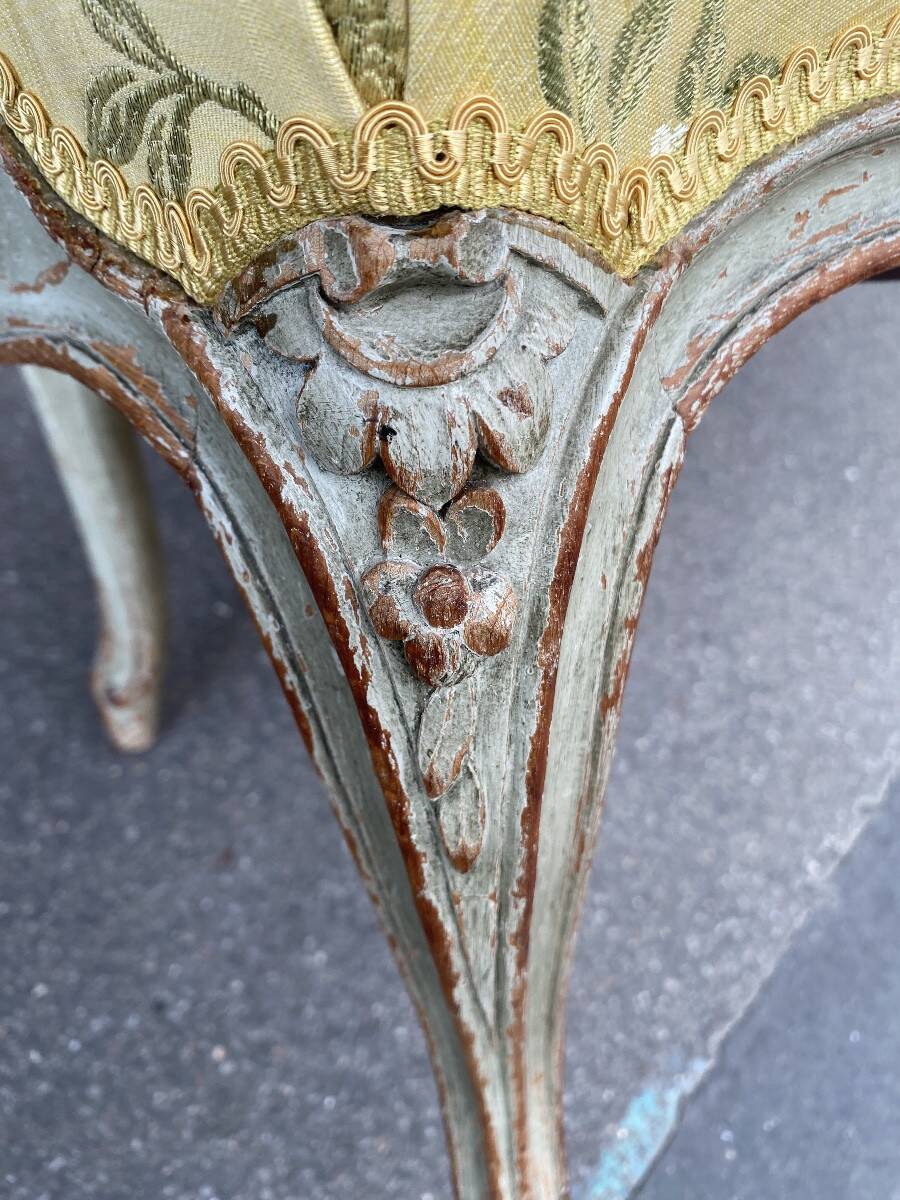 Paire de fauteuils en bois laqué de style Louis XV
