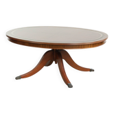 Table basse avec un plateau en cuir rouge de style anglais du 20e siècle.