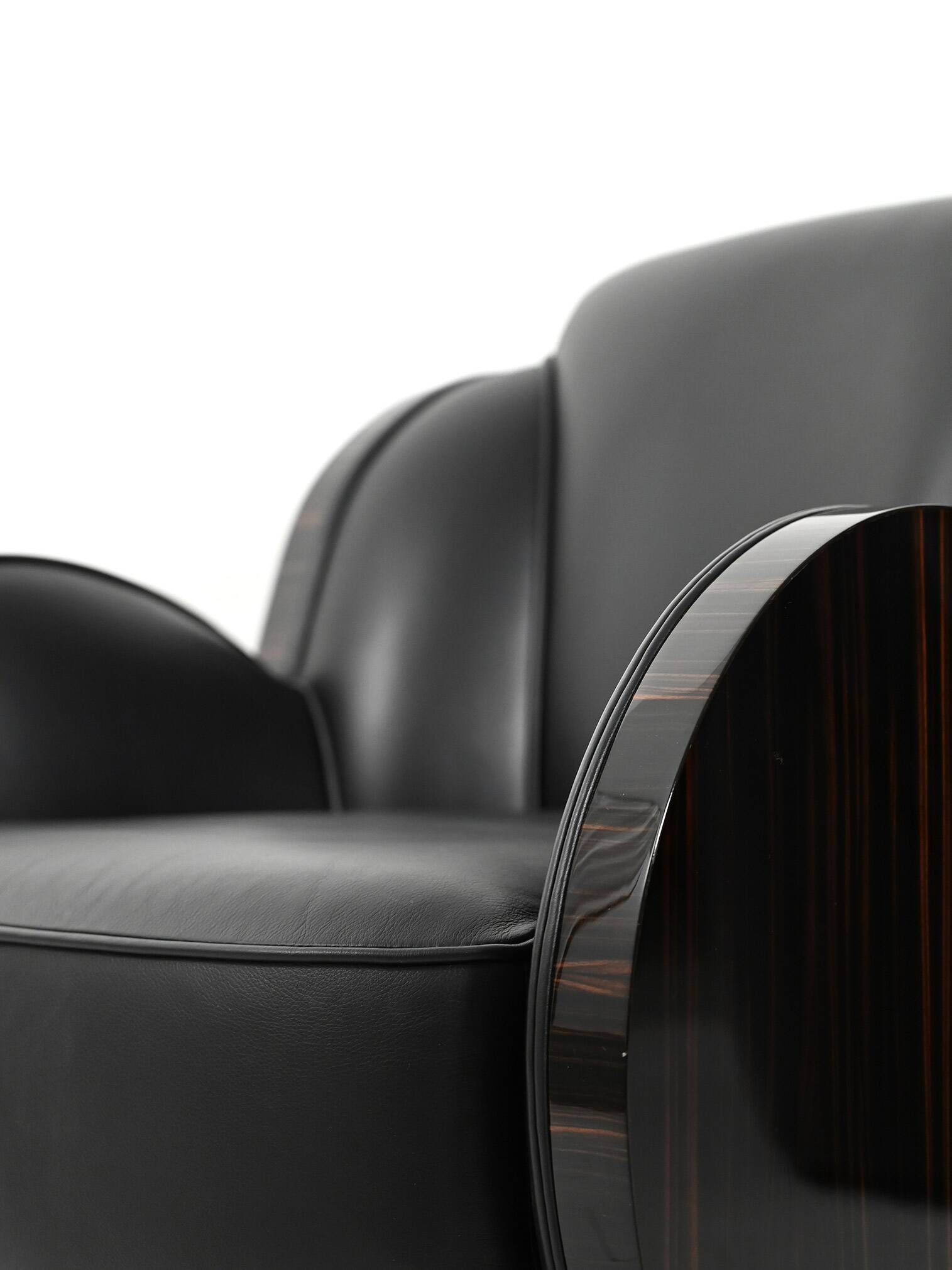 Une paire de fauteuils de style Art Déco scandinave.