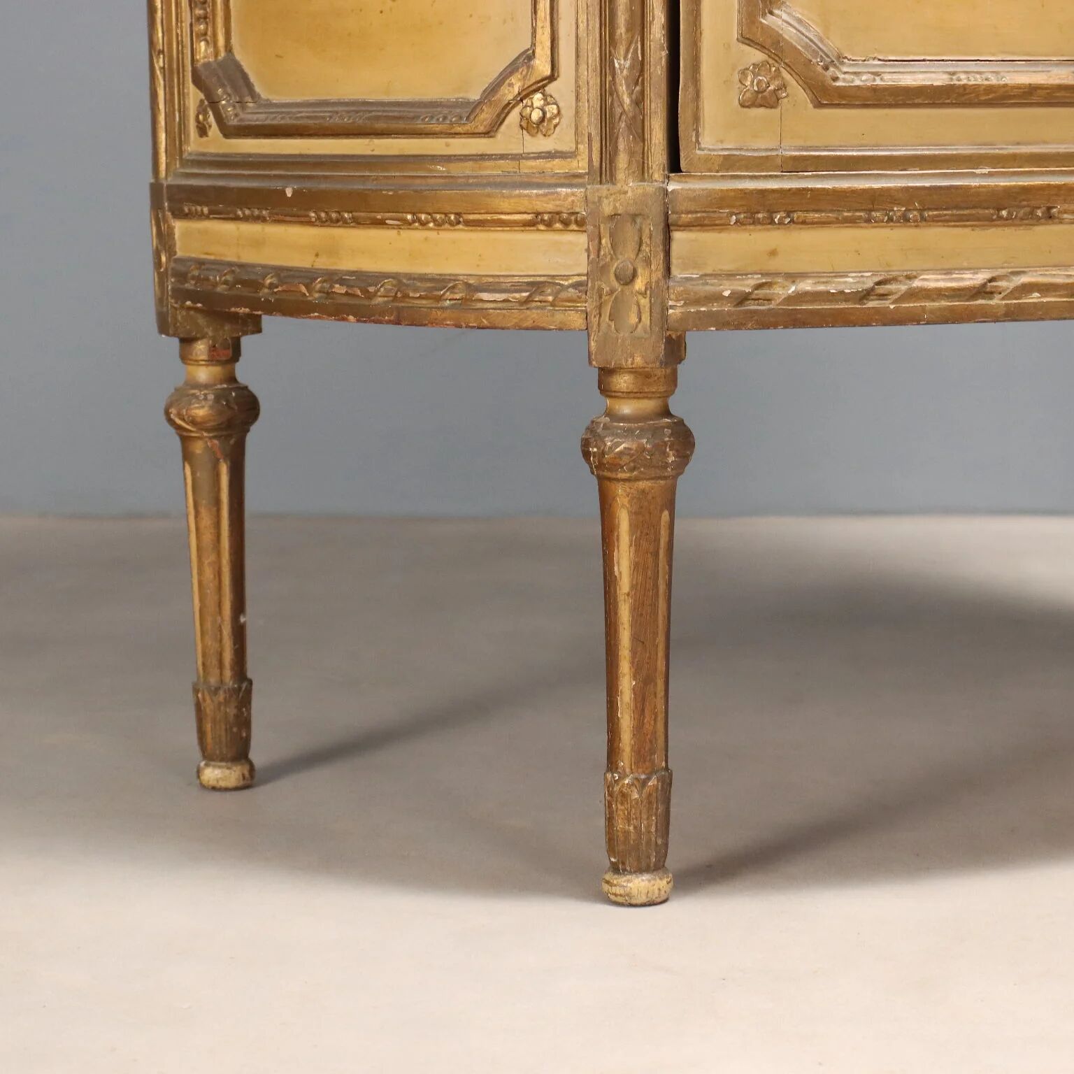 Vitrine ancienne de style néoclassique en bois sculpté, XIXe siècle