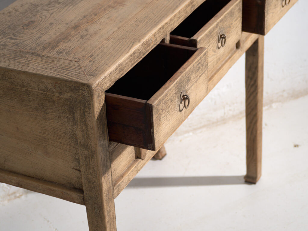 Console ancienne en sapin à trois tiroirs – Chine, vers 1930