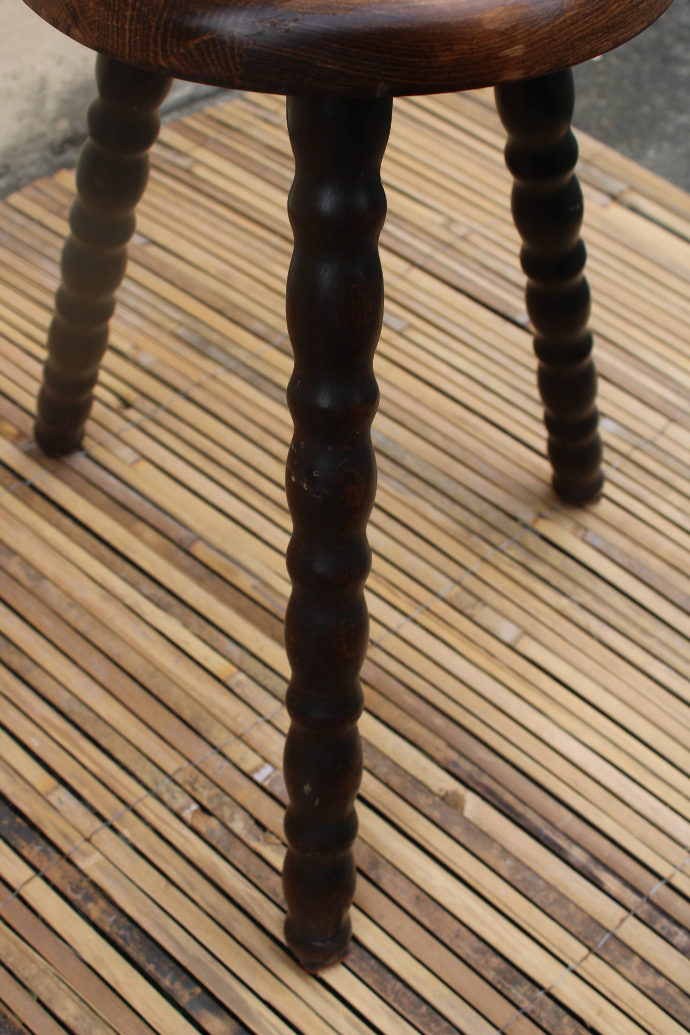 Tabouret tripode en bois tourné