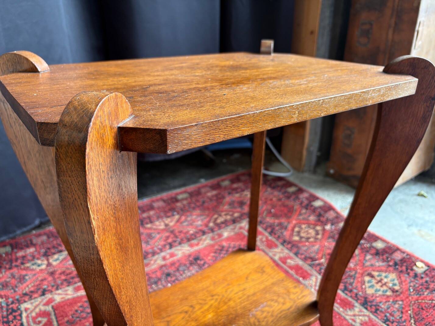 Table d’appoint vintage en chêne courbé – design années 1930-40