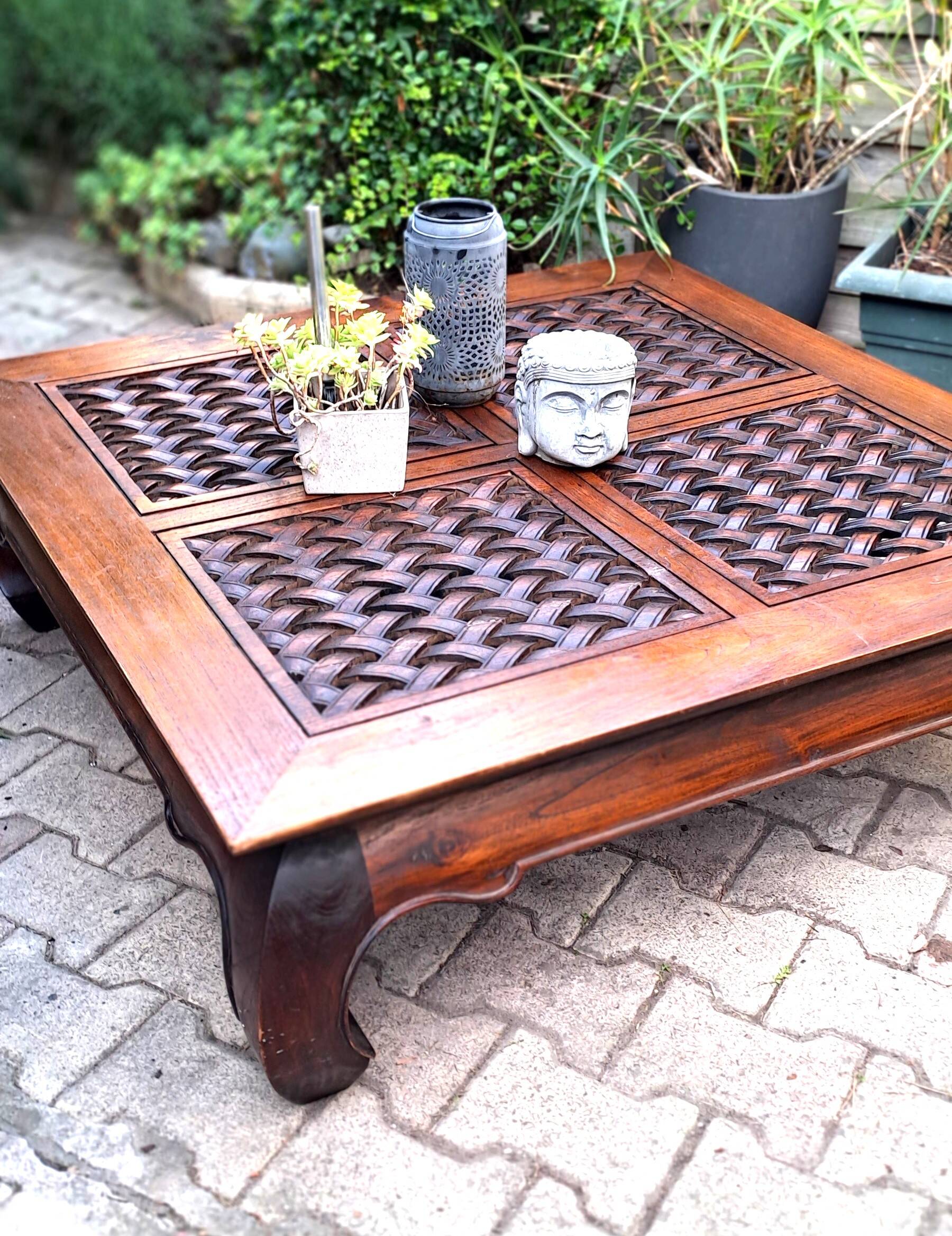 Table basse carrée en bois sculpté massif exotique Pier import, 1980
