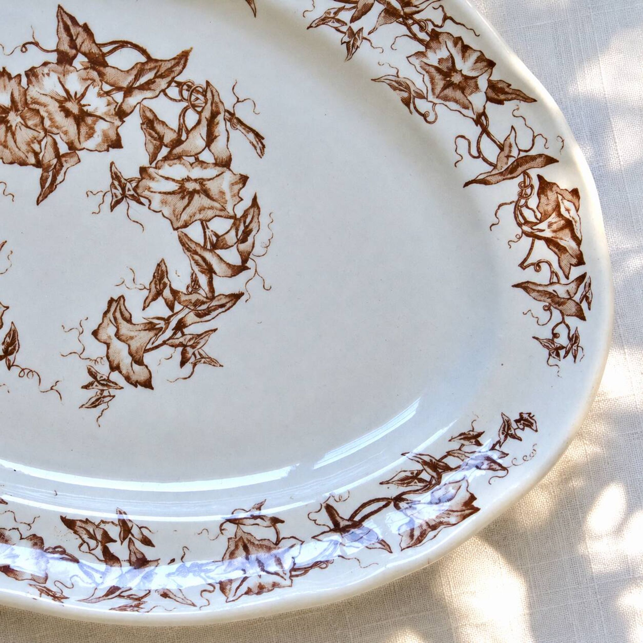 Plat ovale du XIXe siècle en terre de fer signé Longchamp "Liserons"