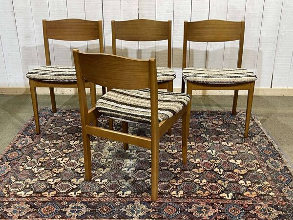 Suite de 4 chaises anglaises des années 70 en chêne blond.