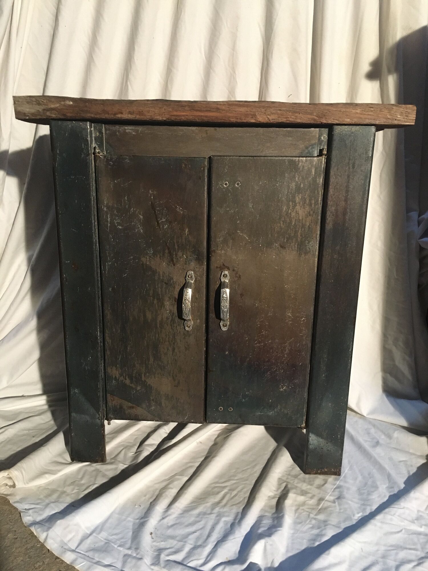 Renovated kitchen furniture and revisited in 50s metal