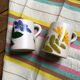 Duo de mugs vintage 70s en grès au décor de fleurs peints à la main