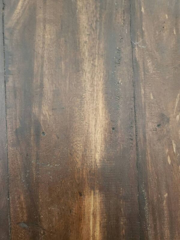 Armoire coloniale massive antique en bois sculpté avec portes en fer forgé, Bali.