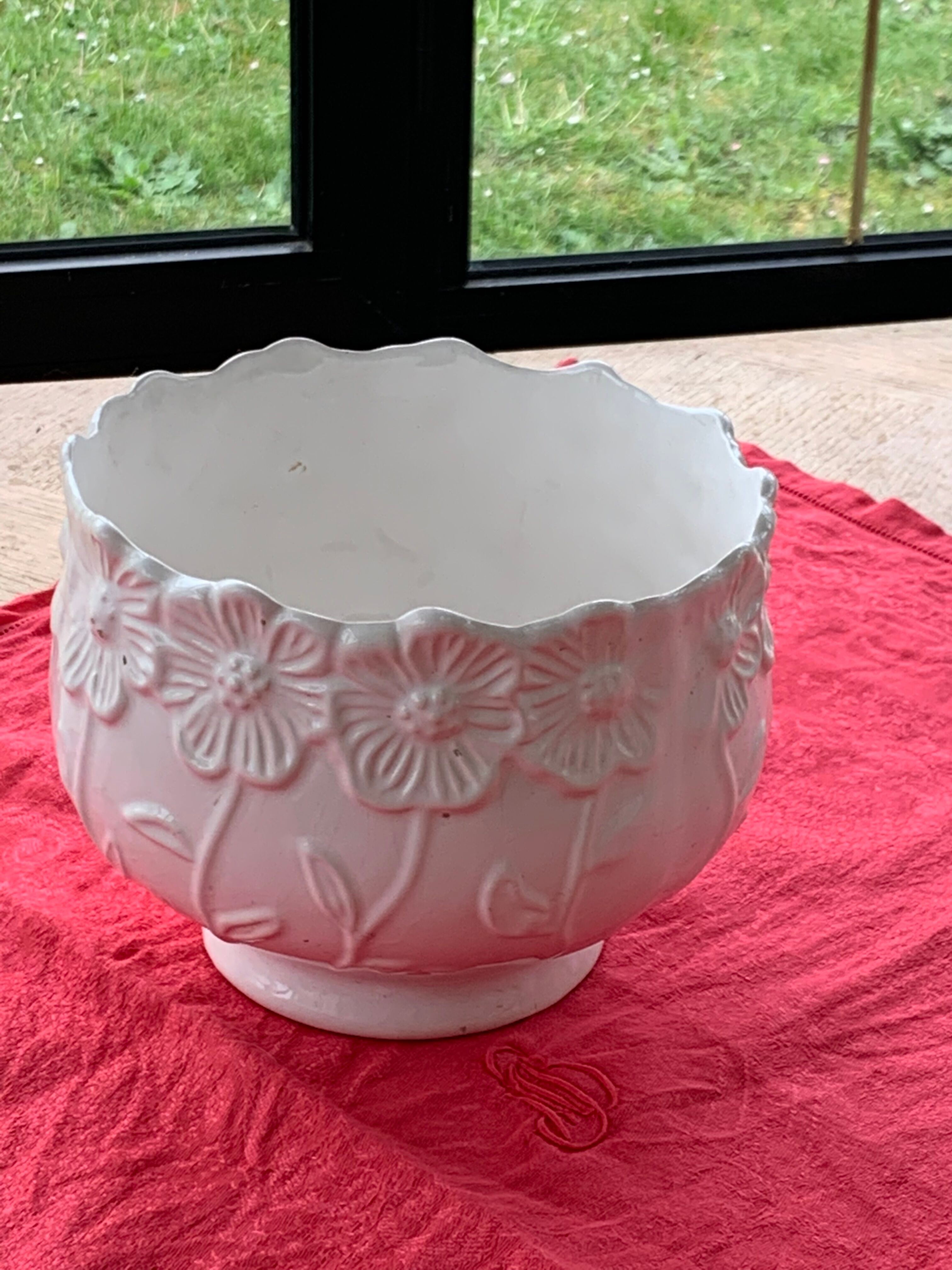 Pot cover slurry in glazed ceramic white vintage floral pattern