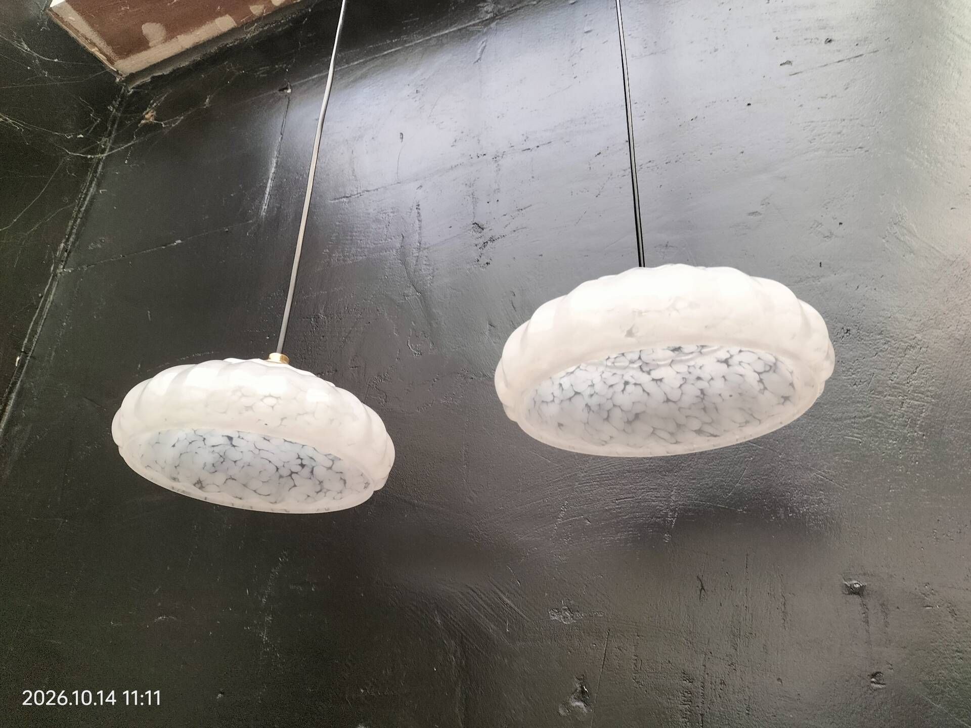 Glass suspensions from Clichy
