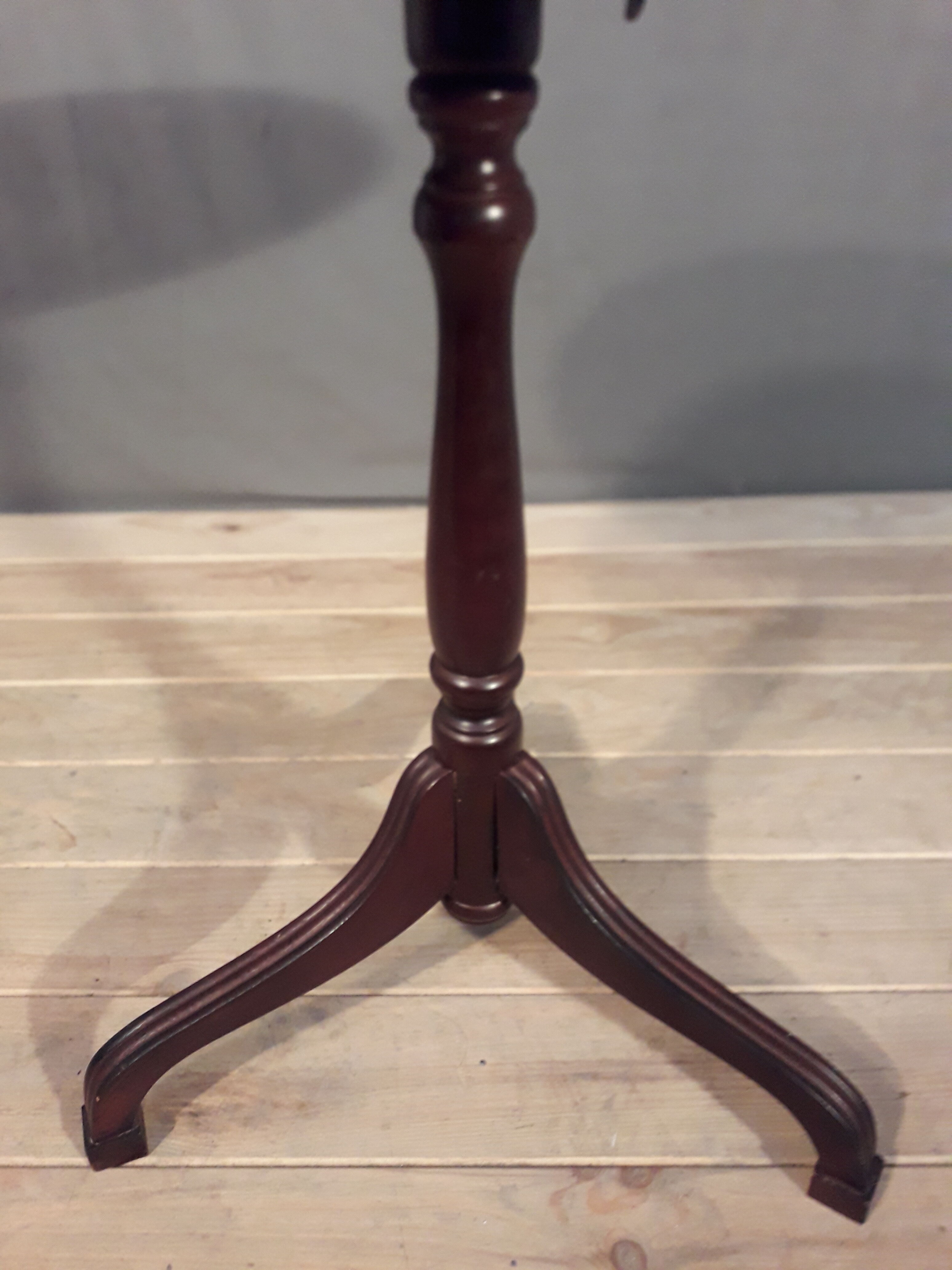 Gueridon has tipping tray