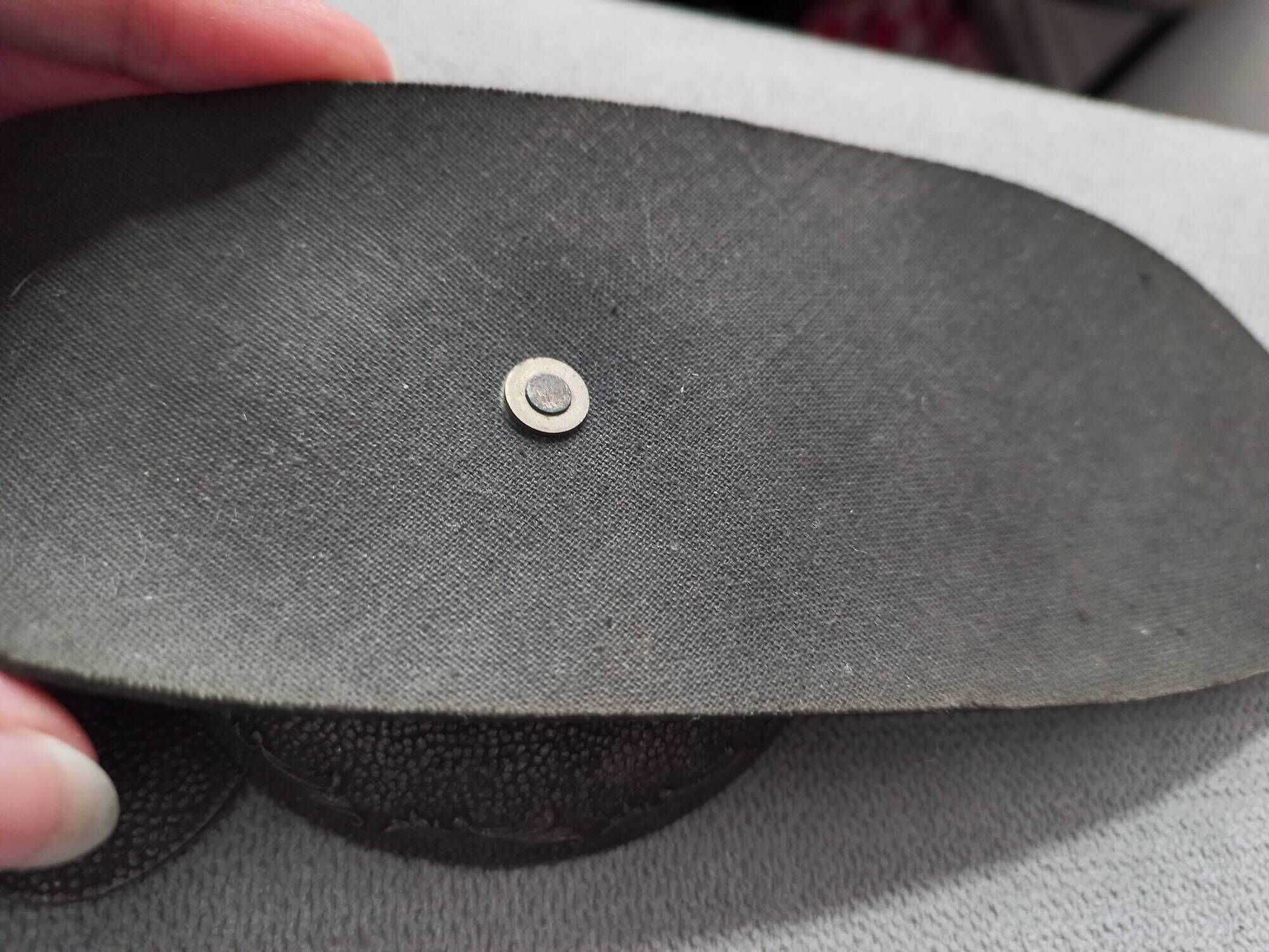 Cendrier vintage pour accoudoir, en cuir et métal, pièce ancienne