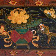Malle chinoise ancienne de couleur foncée avec des motifs floraux (c.1900) #2