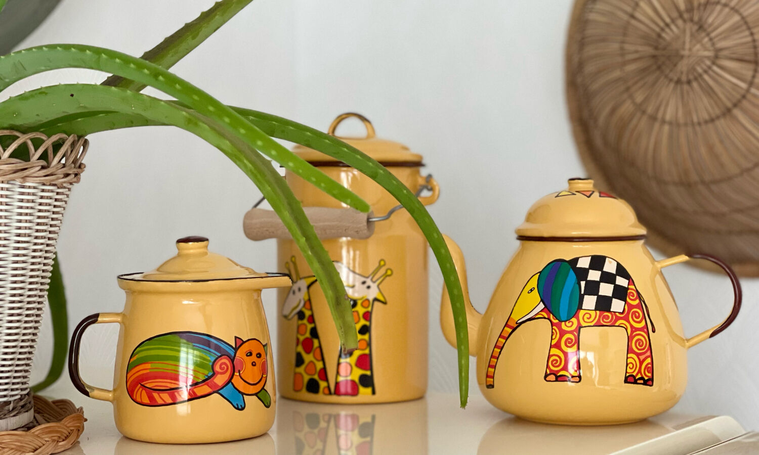 Enamelled sheet metal tea set