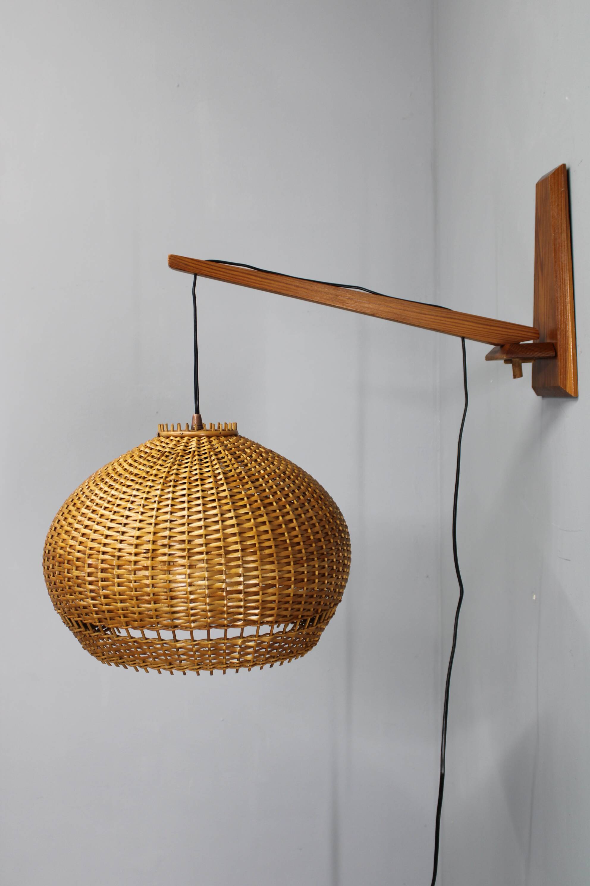 Lampe murale en bois réglable de style mid-century avec abat-jour en rotin, années 1970.