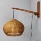 Lampe murale en bois réglable de style mid-century avec abat-jour en rotin, années 1970.