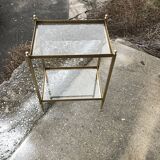 Table néoclassique en laiton avec étagères en verre circa 1950