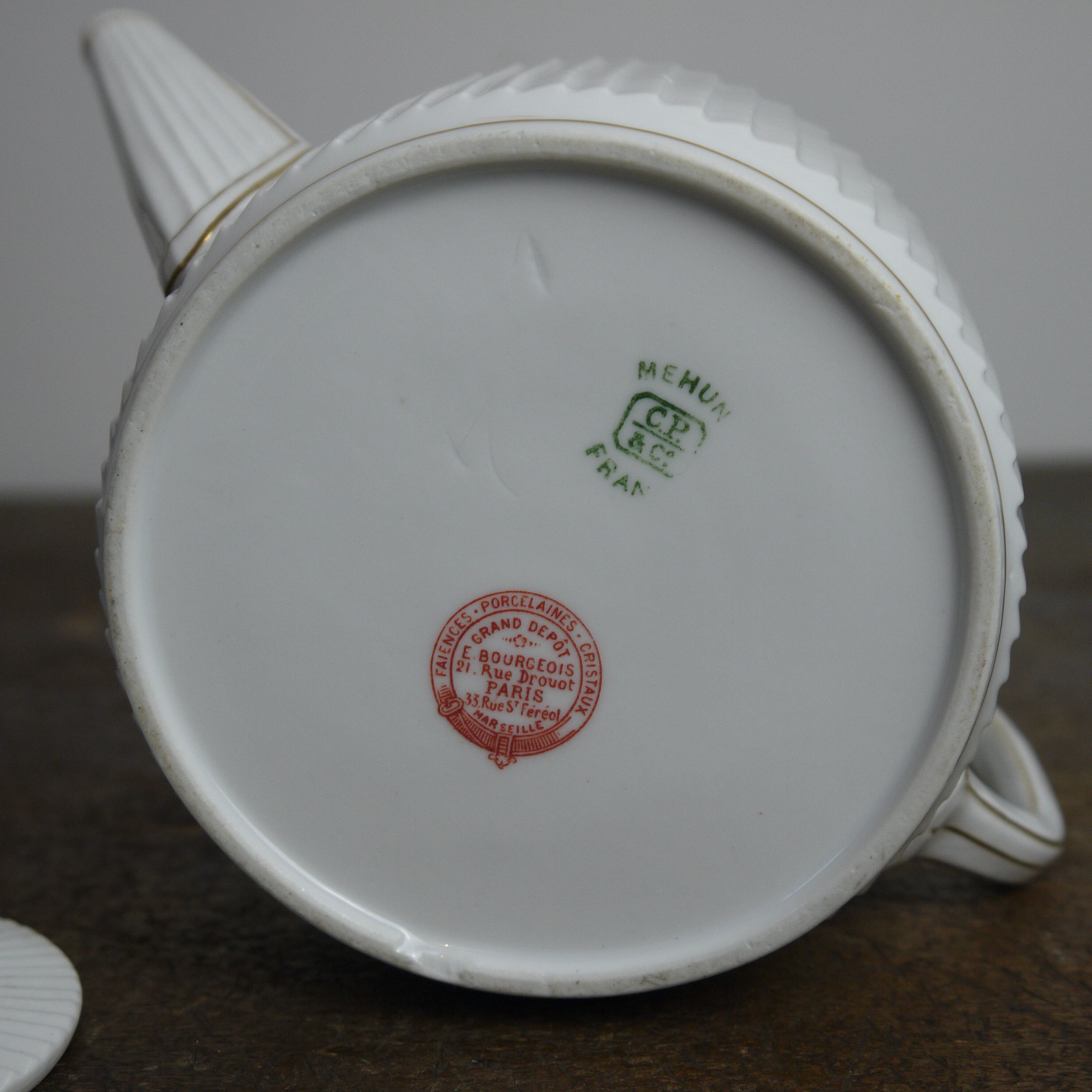 Mehun porcelain white teapot and porcelain gold