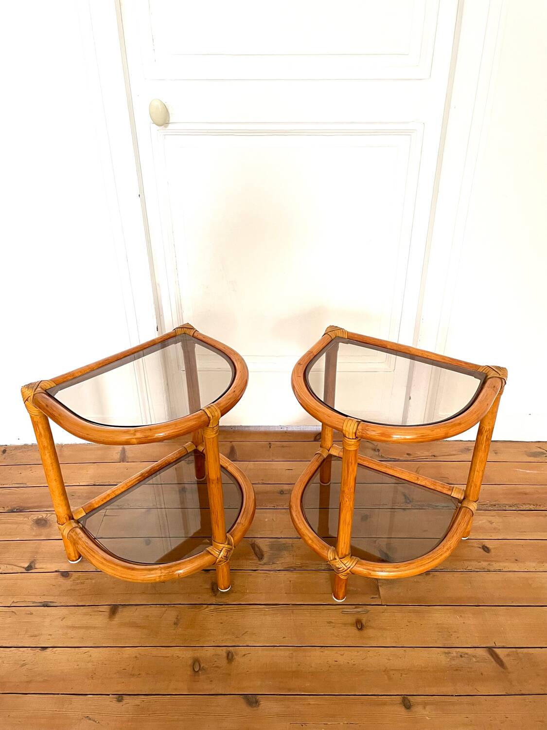 Paire de tables de chevet vintage en rotin et verre fumé