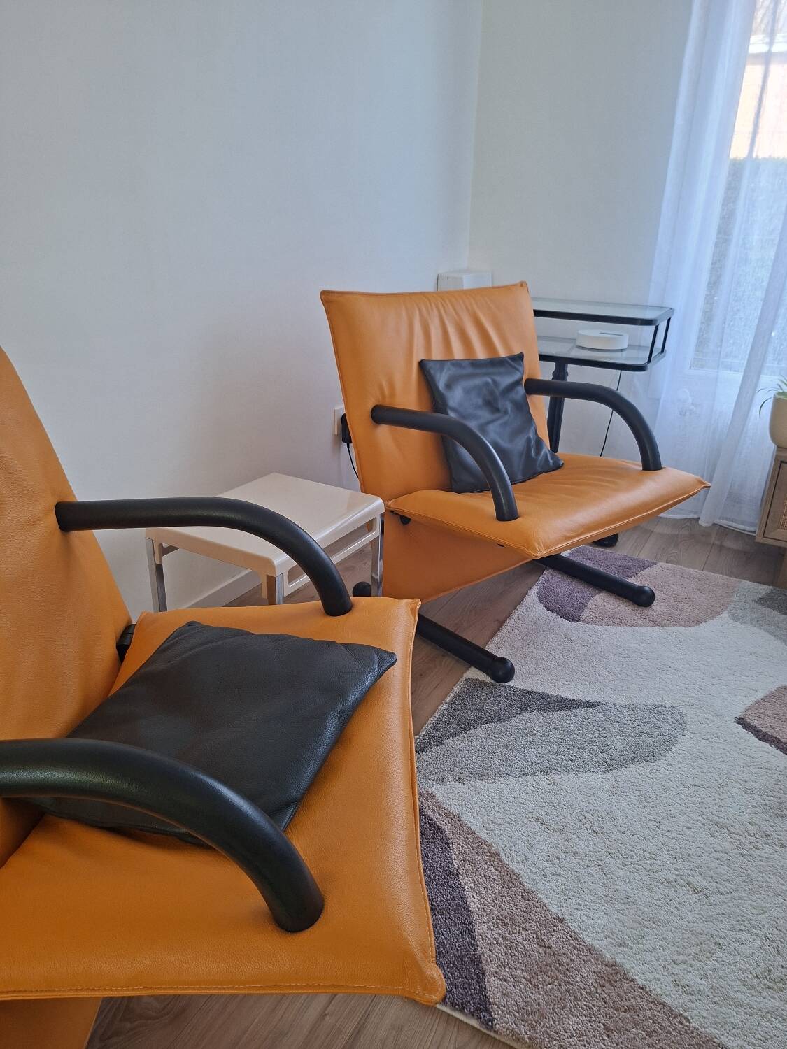 Pair of Italian leather armchairs by Arflex t.line