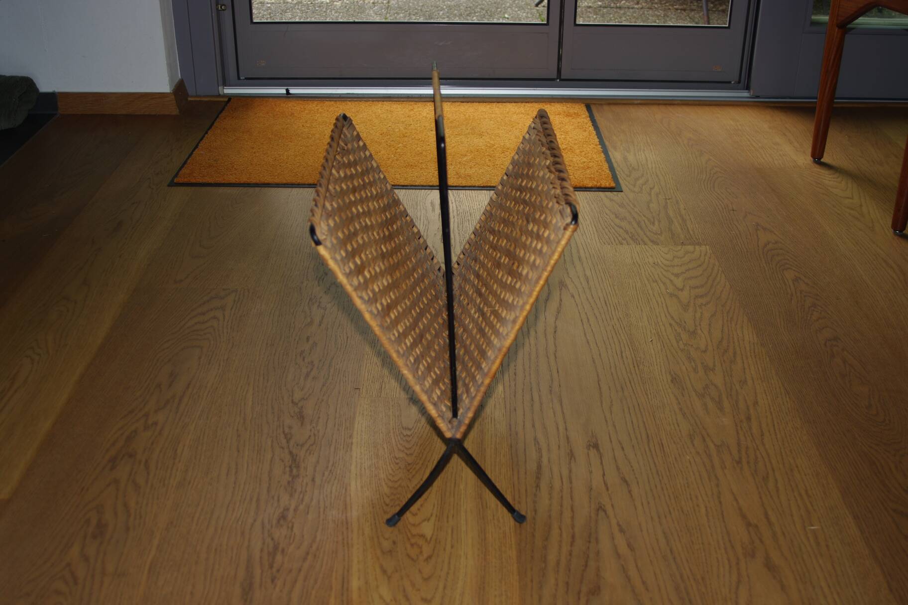 Vintage magazine rack in wrought iron and woven wicker 196